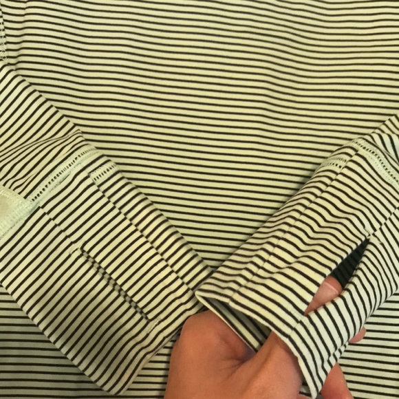 LULULEMON TOP. Size 4. Like New! - Picture 6 of 8